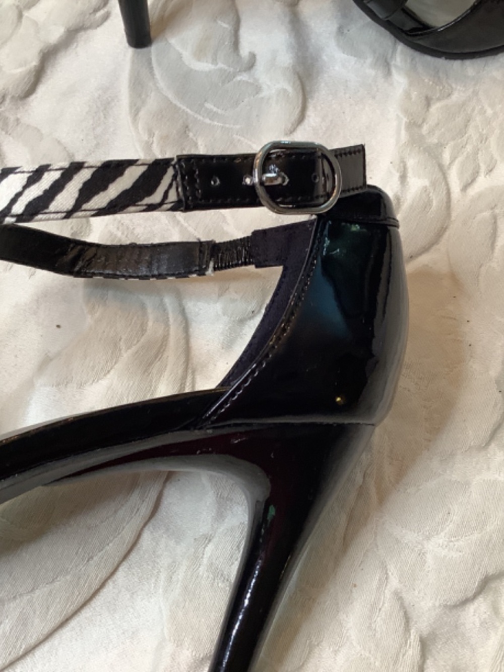 EUC Dana Buchman black & Zebra crisscross heels sz.8 - Picture 10 of 12